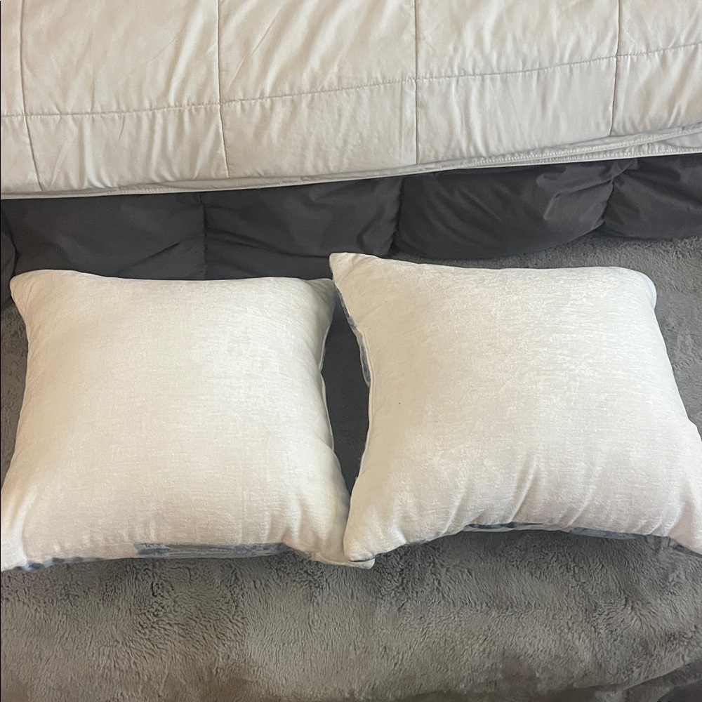 Coastal Blue, white and silver Seashell Throw Pillows set of 2 NWOT - Picture 4 of 4